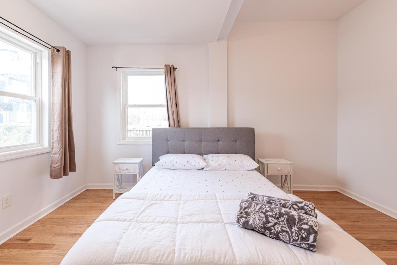Holiday home Tranquil Town House With Parking And Laundry - Just 25 Minutes To Time Square!