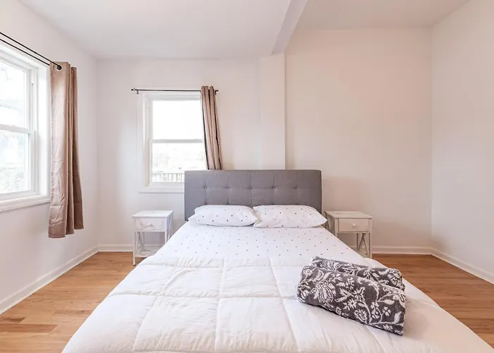 Tranquil Town House With Parking And Laundry - Just 25 Minutes To Time Square!