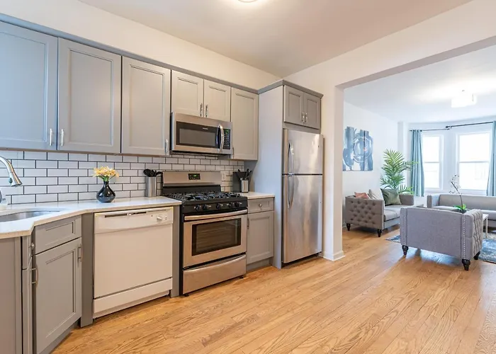 Tranquil Town House With Parking And Laundry - Just 25 Minutes To Time Square!