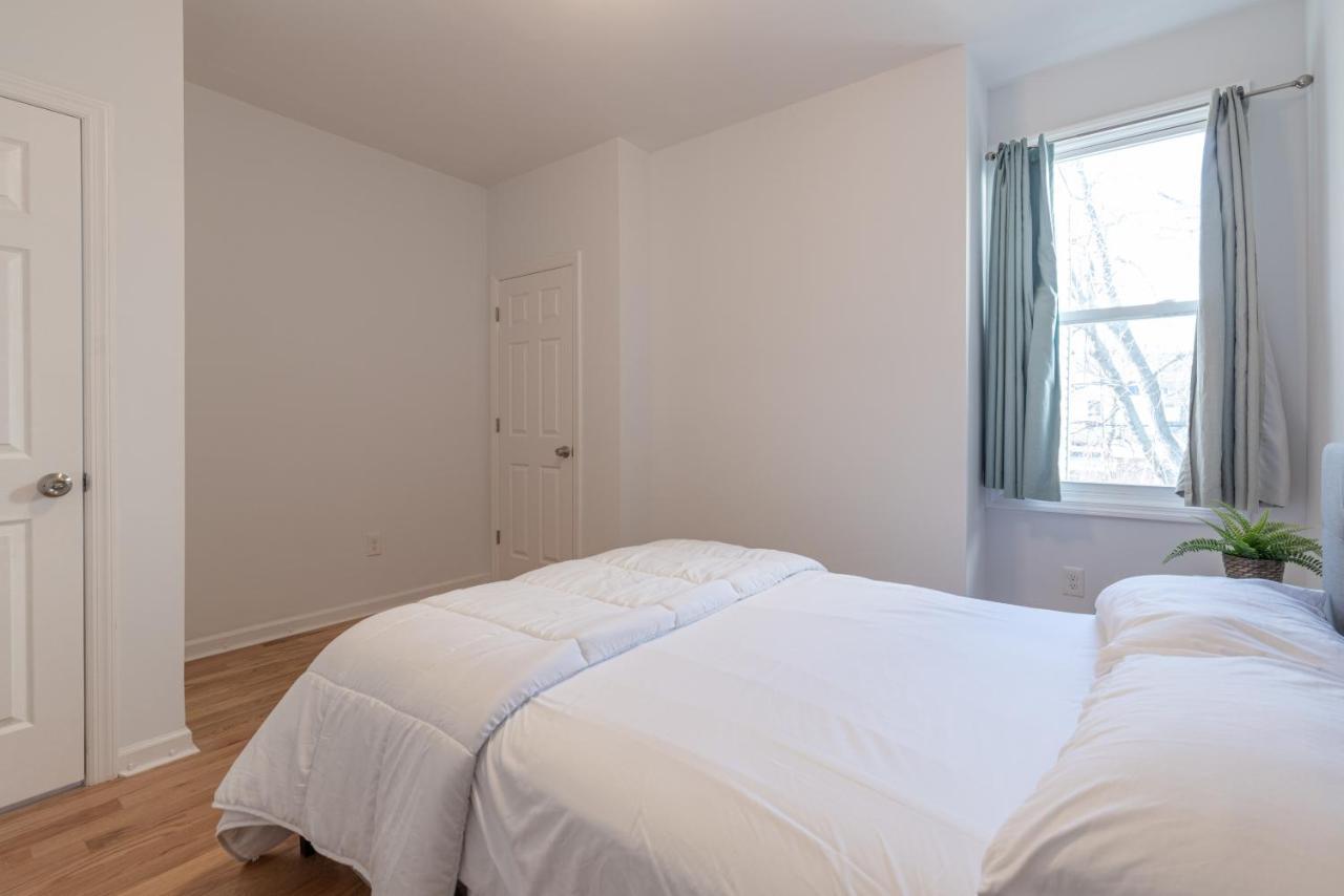 Tranquil Town House With Parking And Laundry - Just 25 Minutes To Time Square! Hébergement de vacances