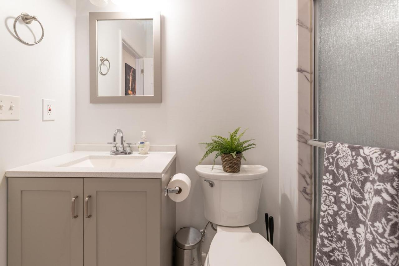 Tranquil Town House With Parking And Laundry - Just 25 Minutes To Time Square! Hébergement de vacances Jersey City