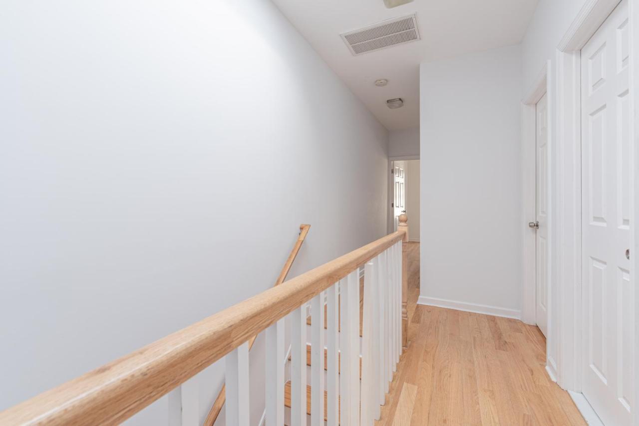 Hébergement de vacances Tranquil Town House With Parking And Laundry - Just 25 Minutes To Time Square! *