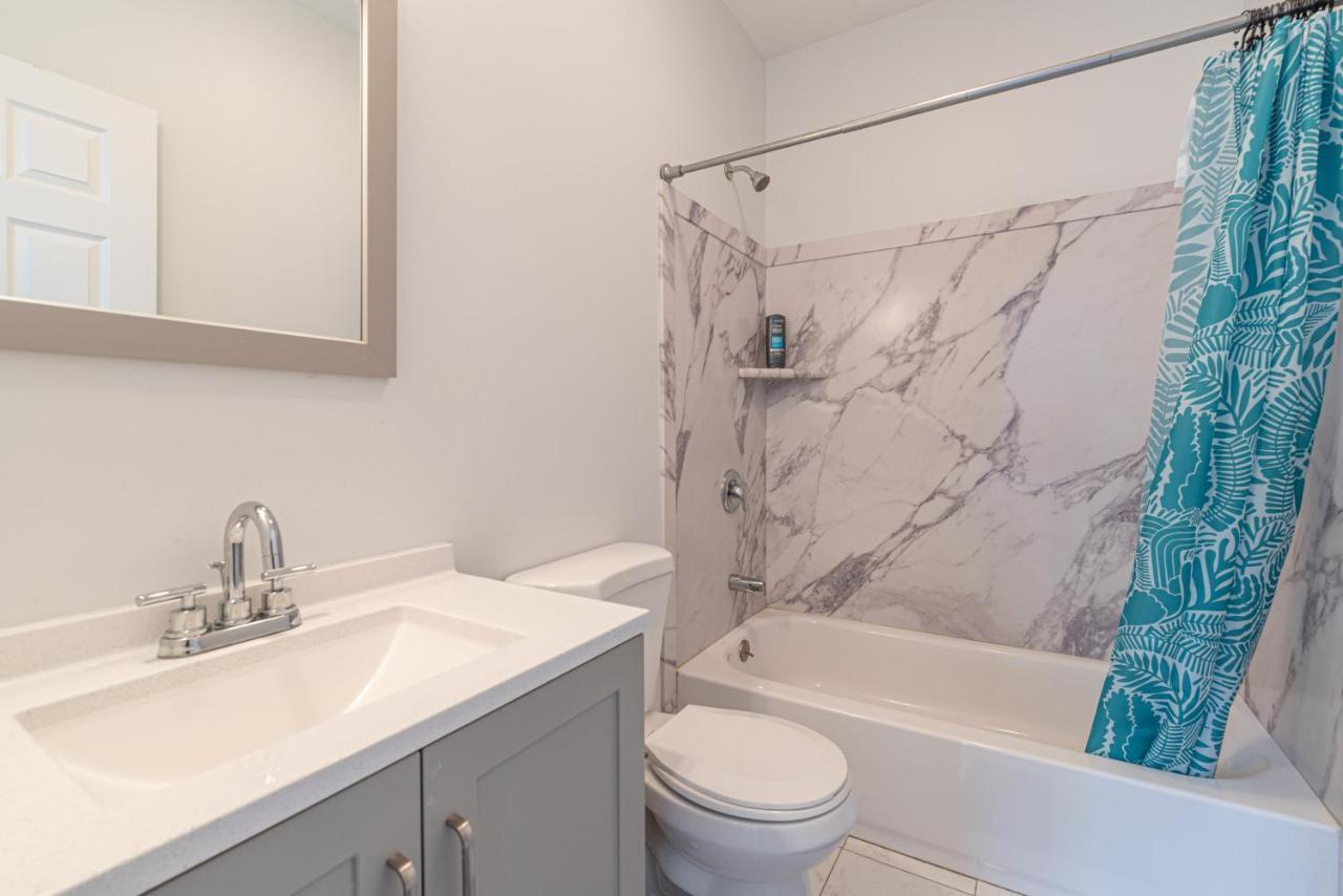 Hébergement de vacances Tranquil Town House With Parking And Laundry - Just 25 Minutes To Time Square! *