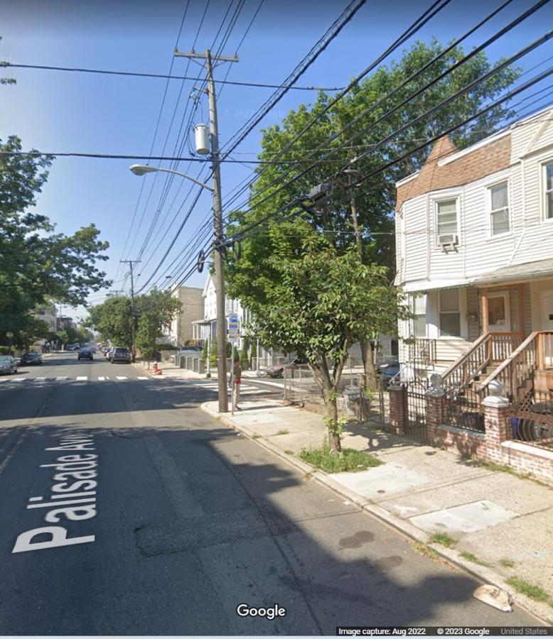 Tranquil Town House With Parking And Laundry - Just 25 Minutes To Time Square! Hébergement de vacances Jersey City