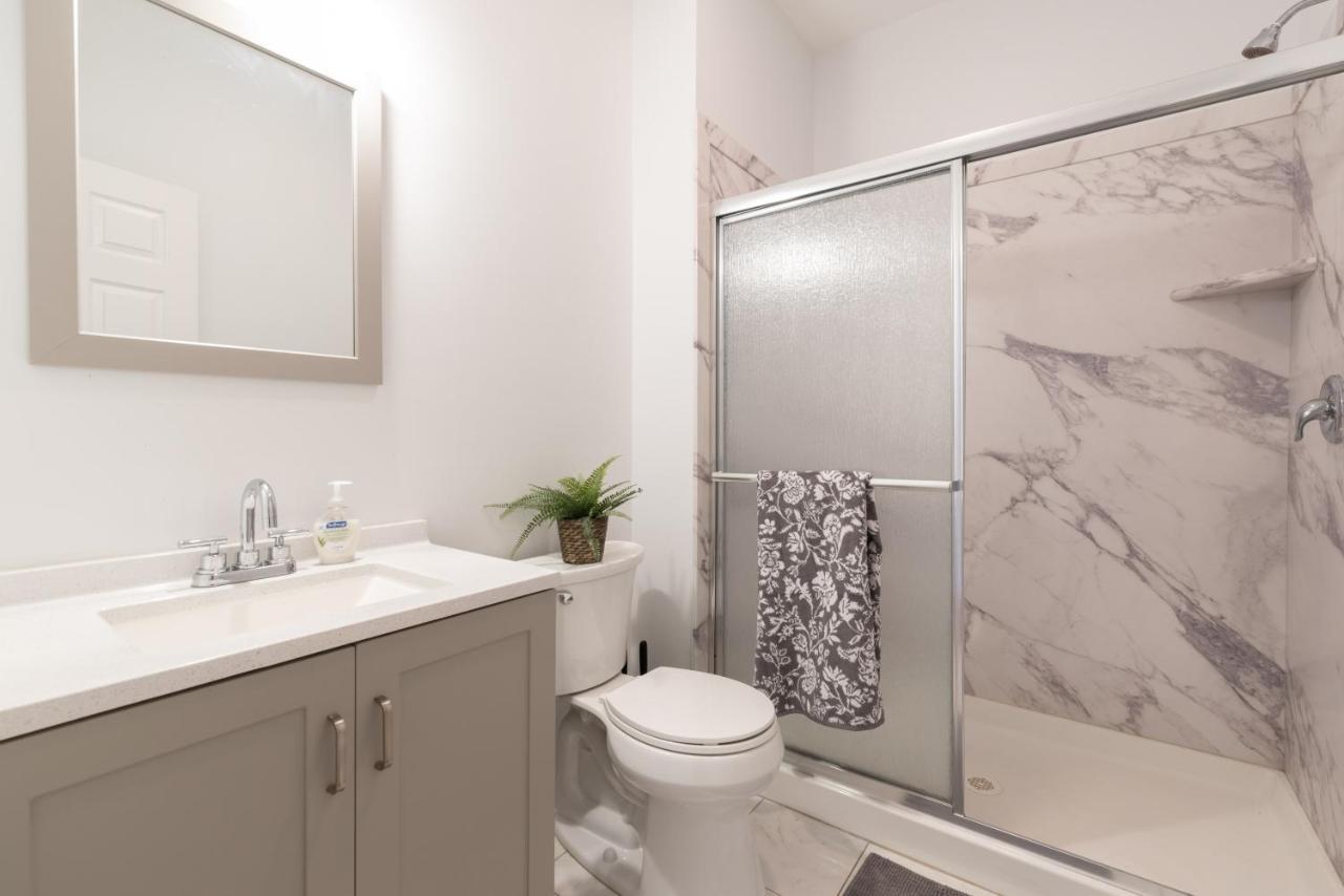 Tranquil Town House With Parking And Laundry - Just 25 Minutes To Time Square! Hébergement de vacances